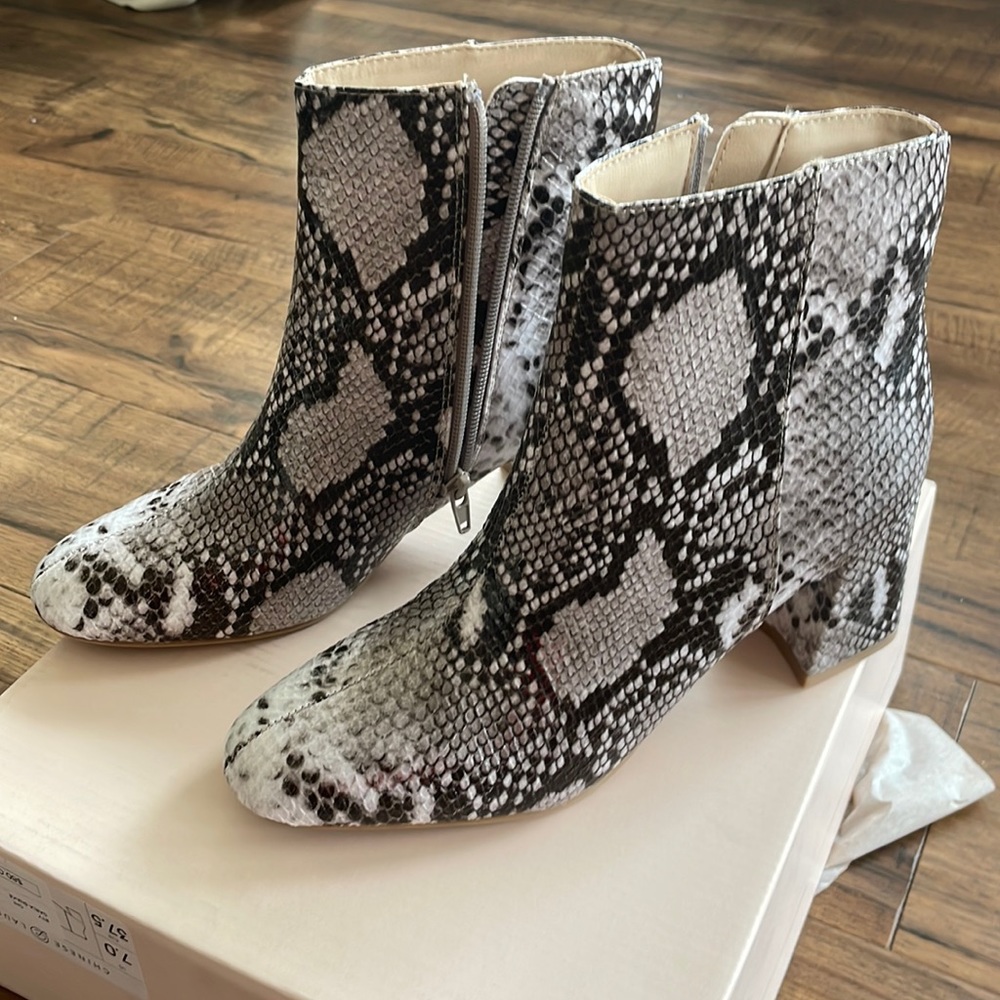 Chinese Laundry - Daria Boot - Never Worn - size 7 - Snakeskin